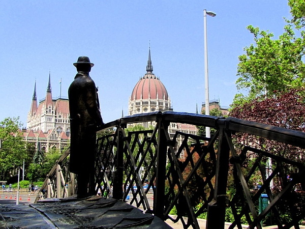 Imre Nagy statue